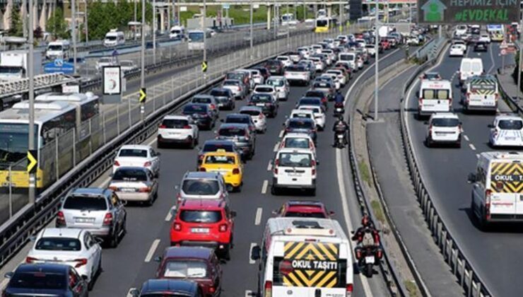 İstanbul'da yağış trafiği felç etti! Yoğunluğu yüzde 74'e çıktı