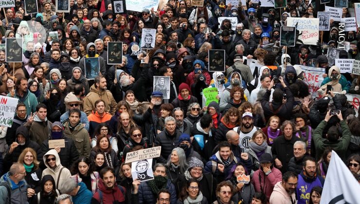 Arjantin’deki ‘Scienticide’ araştırmacılar tarafından büyük protesto gösteriyor