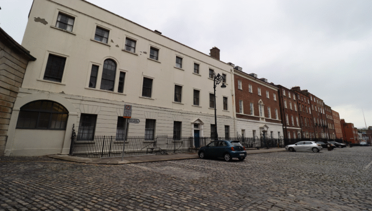 Duvarların Arkasında