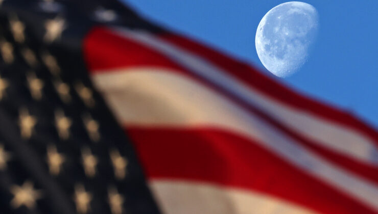 NASA Michoud’da Ay ve Bayrak