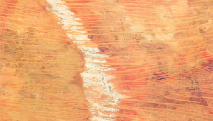 Büyük kumlu çölde doğrusal kum tepeleri