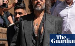 Russell Brand, tecavüz ve cinsel saldırı suçlamalarından suçlu olmadığını yalvarıyor