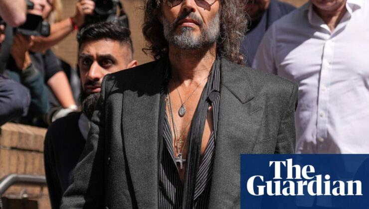 Russell Brand, tecavüz ve cinsel saldırı suçlamalarından suçlu olmadığını yalvarıyor