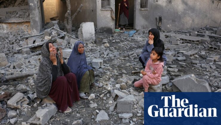 Bir Kaplumbağa Kurtarma, Çamur Güreşçileri ve Suriye Gül Bahçesi: Günün Fotoğrafları – Cuma