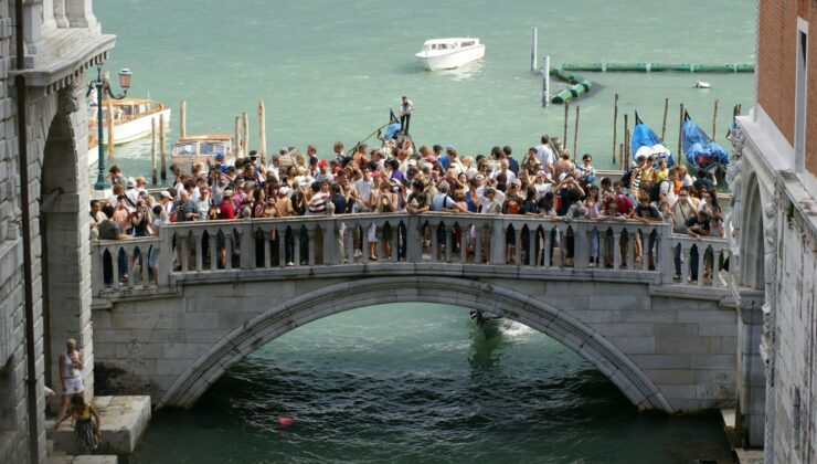 Hükümetler her ne pahasına olursa olsun büyümeyi kovalamamalıdır. Aşırı aşırı zararlar neden