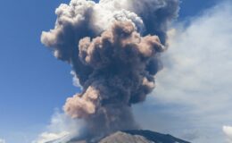 Görüntülerde Etna Dağı Püskürtme: Avrupa’nın en büyük aktif yanardağ darbesini farklı açılardan görün