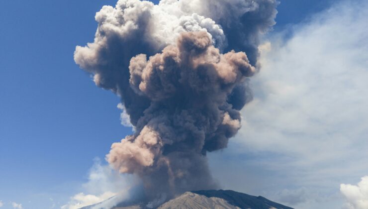 Görüntülerde Etna Dağı Püskürtme: Avrupa’nın en büyük aktif yanardağ darbesini farklı açılardan görün