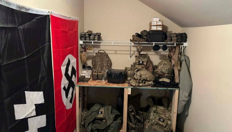 FBI, Washington Eyaletinde eve binerken silah, zırh ve nazi gereçlerinin önbelleğini keşfeder