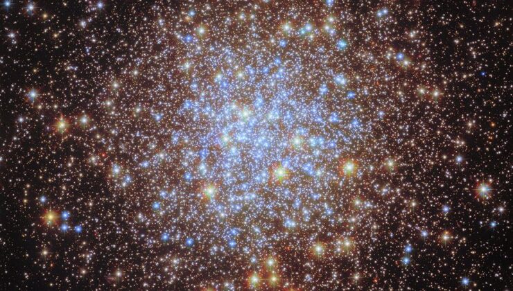 Hubble, ultraviyole ışığını yakalayarak ışıltılı kümeyi ziyaret eder