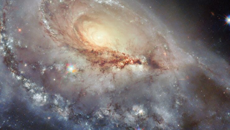 Hubble görüntüleri tuhaf bir sarmal