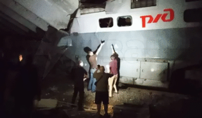 Rusya’da Korkunç Tren Kazası: Köprü Yolcu Treninin Üzerine Çöktü! Saldırı mı, Kaza mı?
