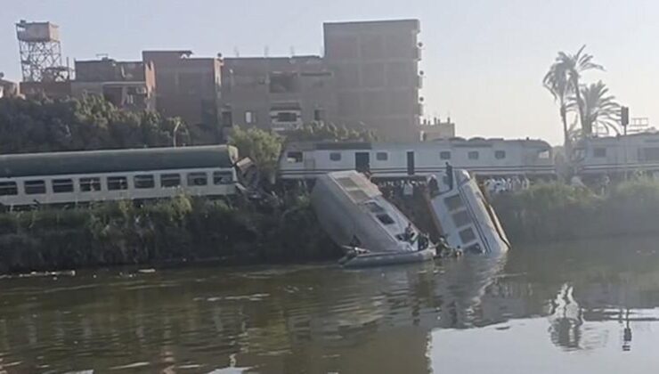 Mısır'da iki tren çarpıştı, vagonlar kanala yuvarlandı!