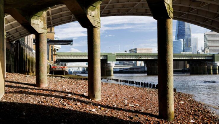 Ortaçağlı kadın idam edildi ve Londra River kıyısında sergilendi