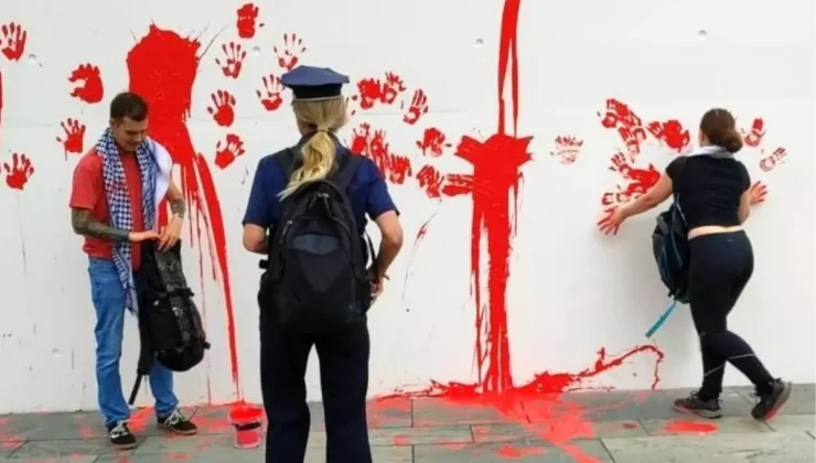 Berlin’de İsrail Protestosu: Başbakanlık Binası Kırmızıya Boyandı