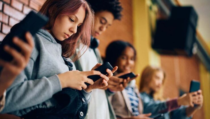 Gençler ve telefonlar konusunda uzman fikir birliğine varmaya çalışın.