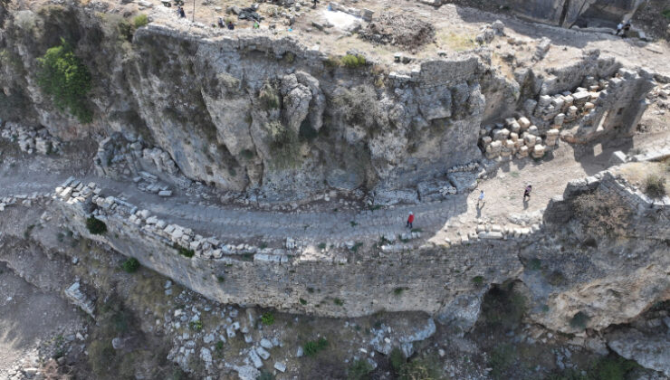 Sillyon Antik Kenti'nde birçok dönemin izlerini taşıyan ana cadde ortaya çıkarıldı