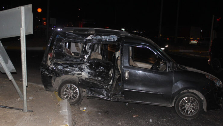 Manisa'da kamyonla hafif ticari araç çarpıştı: 1 ölü, 8 yaralı