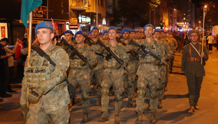 Afyonkarahisar'da Büyük Taarruz'un 103. yıl dönümünde fener alayı