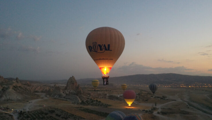 Sıcak hava balonları Türk bayraklarıyla uçtu