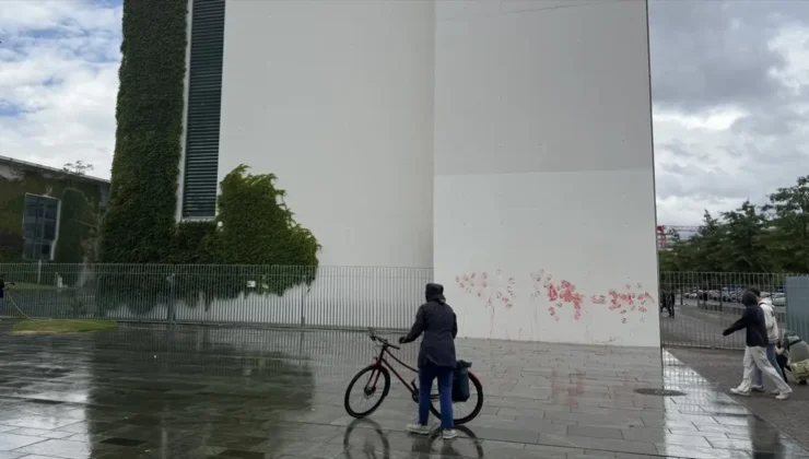 Berlin’de Filistin Destekçileri, Başbakanlık Binasına Kırmızı Boya Sürdü