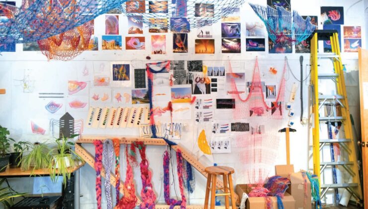 Janet Echelman’ın askıya alınmış ağları ‘Radikal Yumuşaklık’ta 25 yıl boyunca yayılıyor