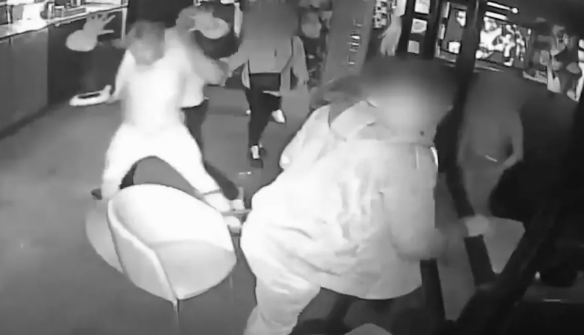 Kıskanç sevgili dehşeti: Kız arkadaşıyla konuşan adamın kulağını kesti