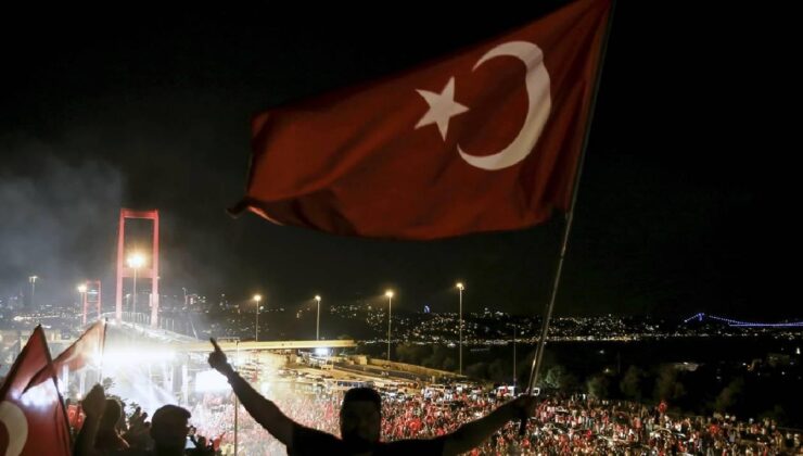 15 Temmuz’u anlatan “En Uzun Gece” destanı farklı şehirlerde sahnelenecek