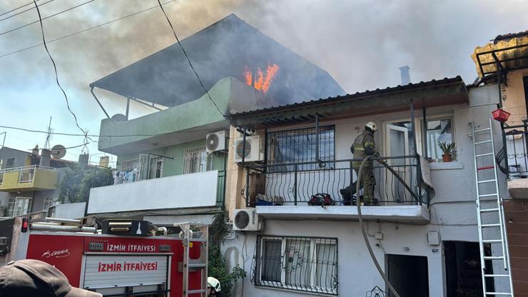 İzmir'de korkutan yangın: 4 eve sıçradı