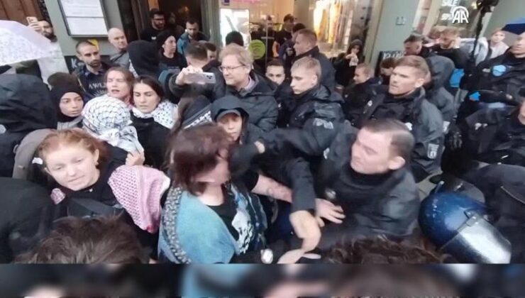 Alman polisinden göstericiye yumruk! | Video