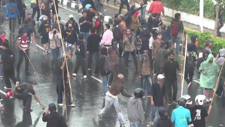 Endonezya’da sokaklar karıştı – Dünya Haberleri CNN TÜRK | Video