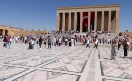 Şanlı zaferin 103. yılında Anıtkabir! 7’den 70’e vatandaşlar Ata’nın huzuruna koşuyor | Video