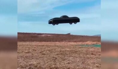 Dikkat: ‘Havada inecek var’ | Elon Musk’ın uçan arabası gökyüzünde! – Dünya Haberleri CNN TÜRK | Video