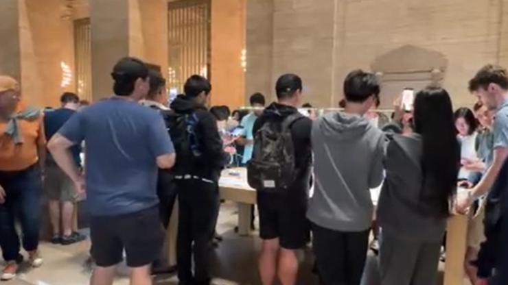 Dünyada iPhone 17 çılgınlığı: Binlerce kişi mağazalara koştu, sırada yumruklar konuştu – Dünyadan Haberler CNN Türk