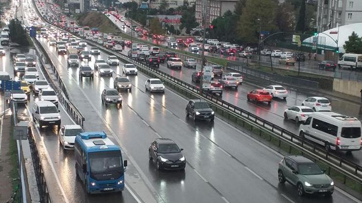 İstanbul’da yollar kilit: Yağışın da etkisiyle trafik yoğunluğu yüzde 85’e çıktı! İşte kara yollarında durum – CNN TÜRK Haberler