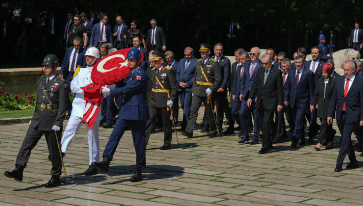 Cumhurbaşkanı Erdoğan ve devlet erkanı Anıtkabir’i ziyaret etti