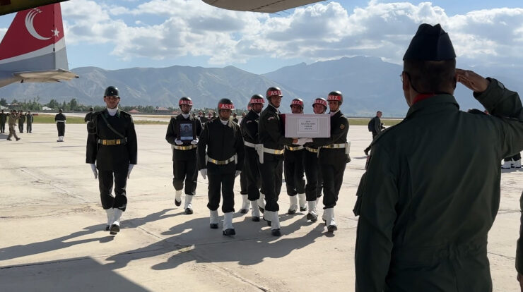 Şehitlerimiz için için Hakkari'de tören düzenlendi