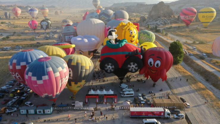 Kapadokya’da figürlü sıcak hava balonları gösteri uçuşu yaptı