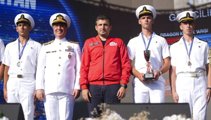 TEKNOFEST Mavi Vatanda düzenlenen yarışmalarda başarılı olan takımlara ödülleri verildi