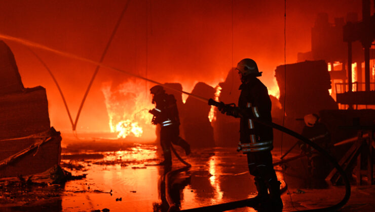 Kayseri’de keçe fabrikasında çıkan yangın 15. saatte kontrol altına alındı