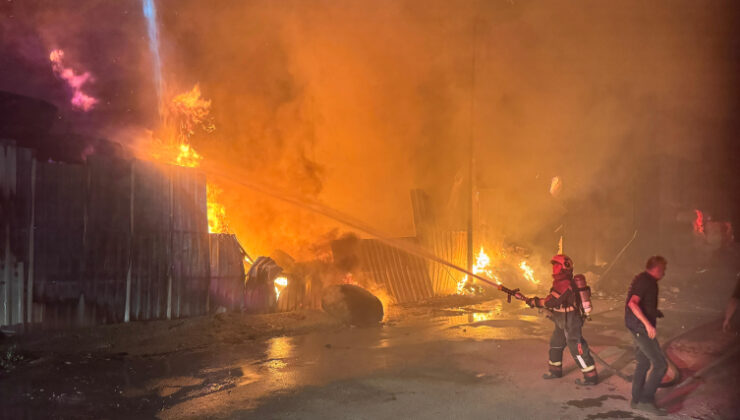 Uşak’ta tekstil fabrikasında ve deposunda yangın