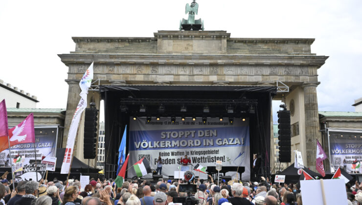 Berlin’de “Gazze’de soykırımı durdurun” çağrısıyla barış gösterisi yapıldı
