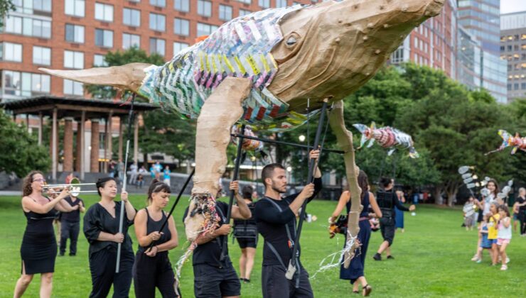 Greg Corbino’nun geri kazanılmış çöplerden yapılan balık kuklaları Hudson Nehri boyunca göç ediyor