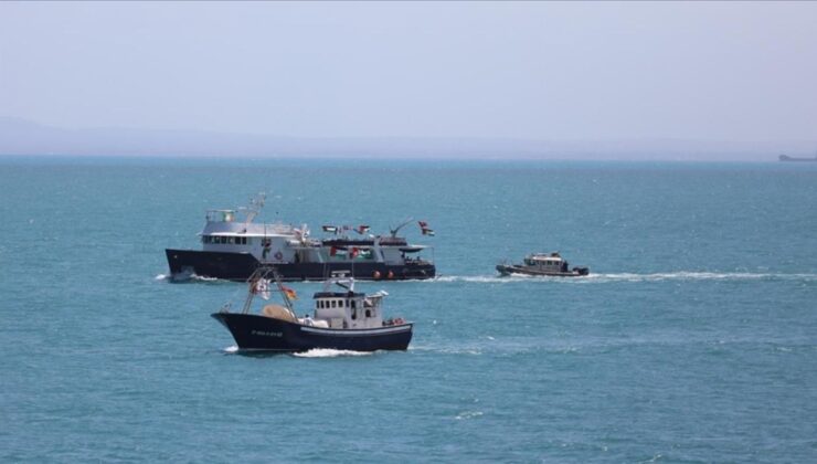 Türkiye, Gazze'ye yardıma giderken su alan teknedeki yolcuları tahliye etti