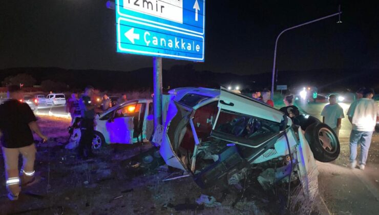 Çanakkale'de iki otomobilin çarpıştığı kazada 3 kişi yaralandı
