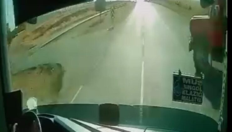 Yolcu otobüsü ile kamyonet çarpıştı: O anlar kamerada