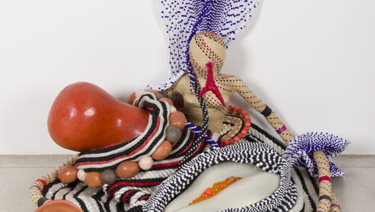 Maria Nepomuceno’nun karma medya heykelleri eski sembolizmle yazılmış