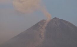 Endonezya'daki Semeru Yanardağı'nda 2 patlama meydana geldi