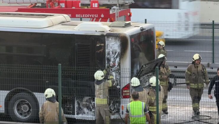 İstanbul'da metrobüs yangını