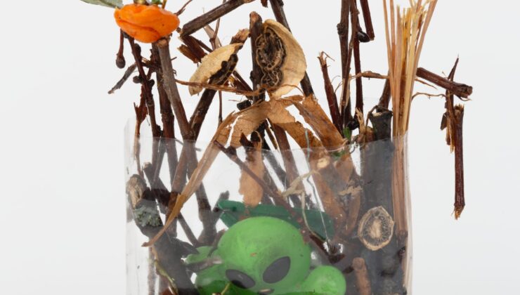 Yuji Agematsu, küçük günlük heykellere sokak enkazını düzenler