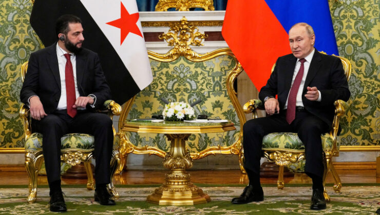 Suriye Cumhurbaşkanı Şara Moskova'da Putin ile bir araya geldi